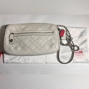 Coach: white shoulder bag with silver metal chain.